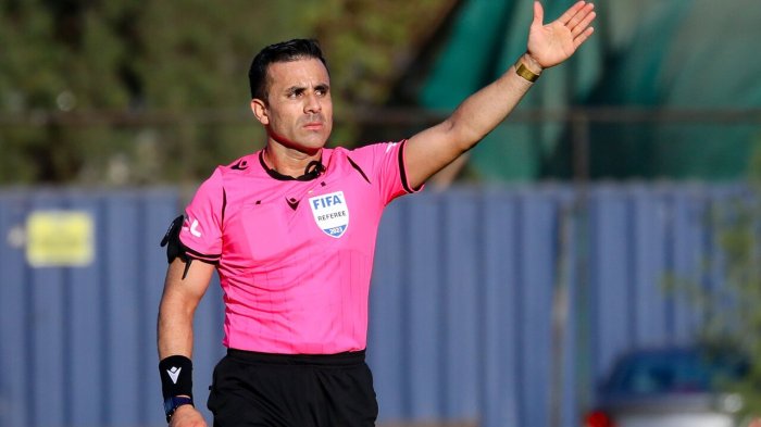 Mostró una roja: El antecedente de Piero Maza dirigiendo el Superclásico entre la U y Colo Colo