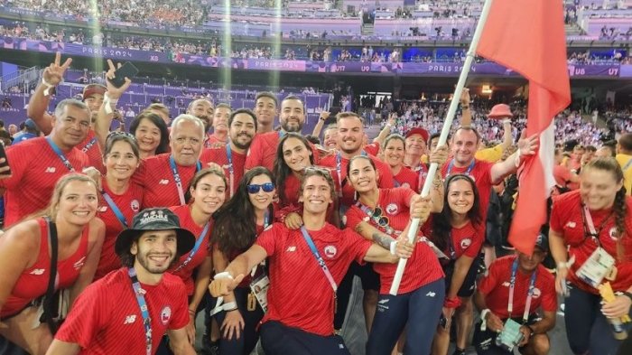 ¡Acá está el Team Chile! Fernanda Aguirre y Clemente Seguel desfilaron en clausura de Juegos Olímpicos