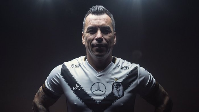 A sus 44 años: Esteban Paredes descuelga los botines y regresa oficialmente a Santiago Morning