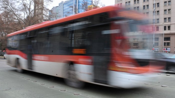 Minutos de terror a bordo: Vuelco en robo de delincuentes en micro por Barrio Bellavista