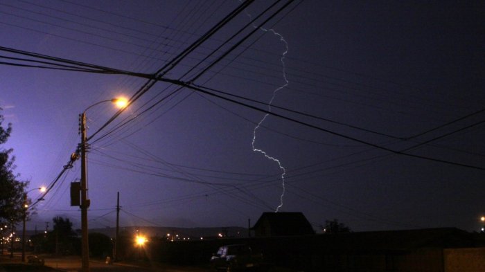 Alerta en Región Metropolitana: ¿Qué pasa si uso mi celular durante una tormenta eléctrica?