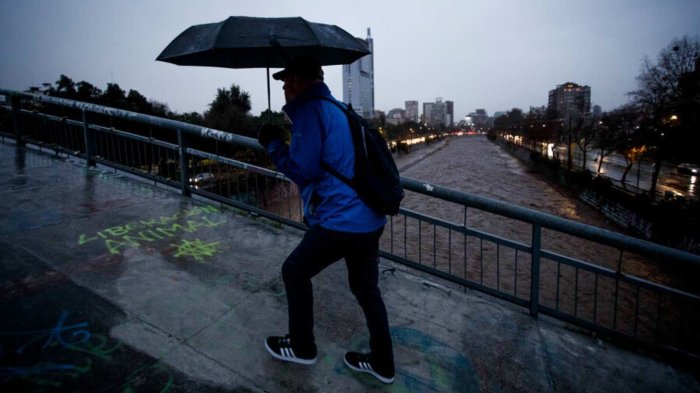Más agua en Santiago: Senapred aumenta pronóstico de lluvias para este miércoles en la Región Metropolitana