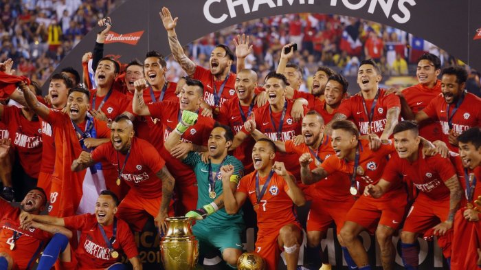 Tras retiro de Claudio Bravo ¿Cuántos bicampeones de América siguen jugando?