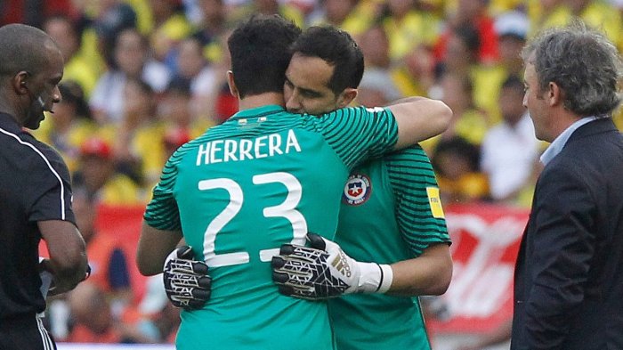 Johnny Herrera enaltece a Claudio Bravo en comparación con “Cóndor” Rojas: “Ni a los talones”