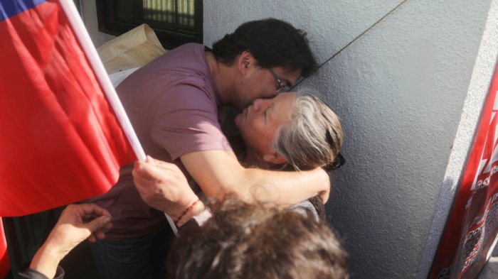 Acompañado de su pareja y rodeado de adherentes: Así fue la caótica salida de Daniel Jadue desde Capitán Yáber