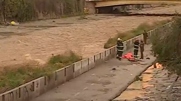 Encuentran cuerpo flotando en el Río Mapocho: Bomberos y carabineros trabajan en el lugar
