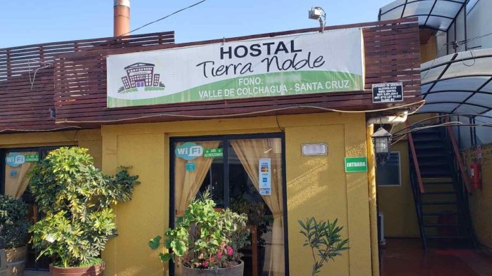 “Si el TV es chico, traiga lentes”: Sernac oficia a hostal de Santa Cruz por insólitas respuestas a huéspedes