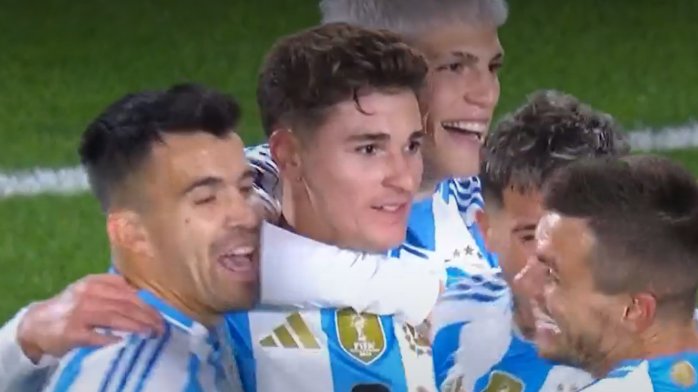 Una mala salida de Chile fue aprovechada por Julián Álvarez que puso el segundo de Argentina