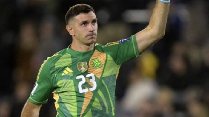 Otra vez: Dibu Martínez repite el vulgar gesto celebrando triunfo de Argentina a Chile