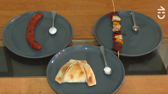 Esta es la alarmante cantidad de sal que tiene un choripán vs el anticucho y una empanada