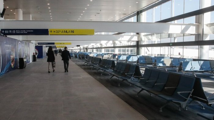 Inició paro de trabajadores del aeropuerto de Santiago en previa de las Fiestas Patrias XL