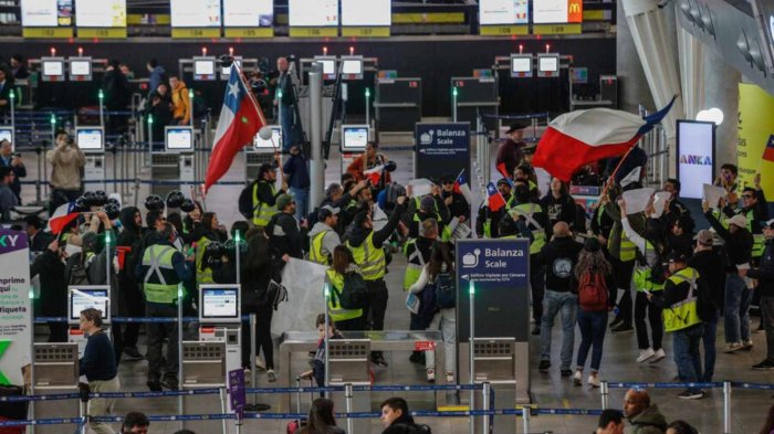 Paro de trabajadores del aeropuerto de Santiago llega a su fin tras 24 horas de movilizaciones