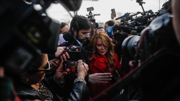 “Los inocentes no van a la cárcel”: Así fue la caótica llegada de Cathy Barriga al Centro de Justicia