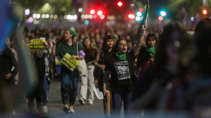 “Es justicia social”: Organizaciones feministas marcharon por la Alameda en demanda de aborto legal