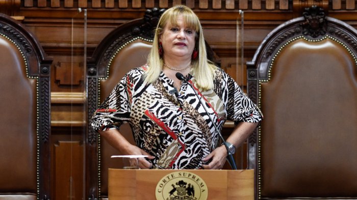 Incautan nuevos equipos electrónicos e información desde oficina de Ángela Vivanco