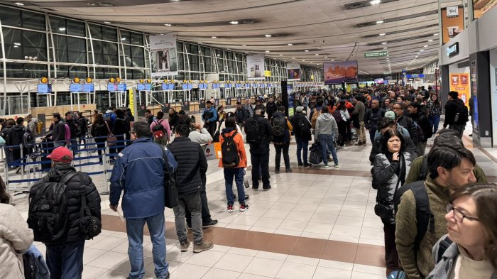Largas filas en Aeropuerto de Santiago: ¿Por qué cerraron accesos del embarque nacional?