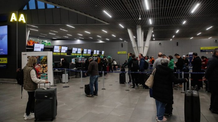 Detuvieron a sujeto en Aeropuerto de Santiago por falso aviso de bomba: Testigo escuchó amenaza