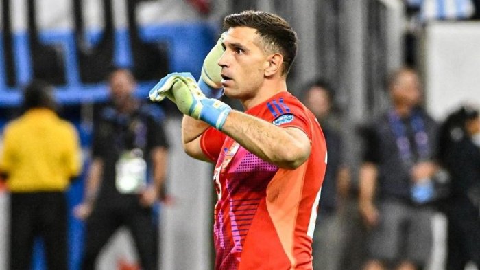 Dibu Martínez denuncia persecución tras ser sancionado de oficio: “Tienen algo contra mí”