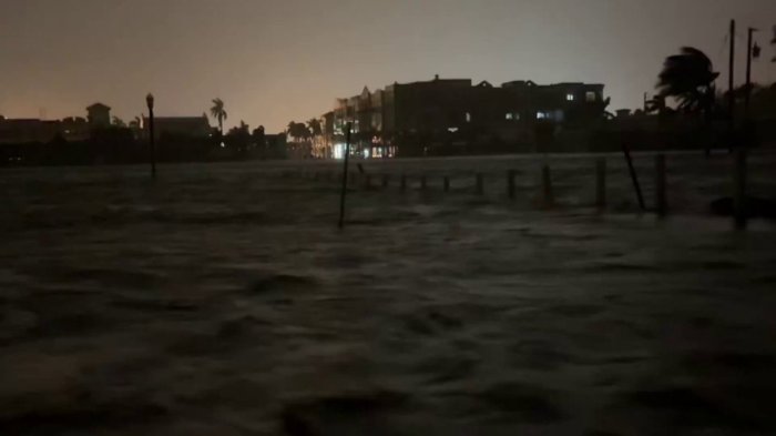 Huracán Milton toca tierra en Florida y causa estragos en zona costera: Videos dan cuenta de la destrucción