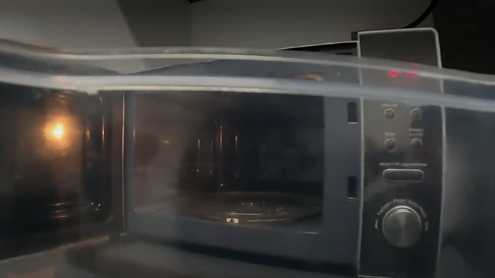 ¿Es seguro guardar tu comida en el microondas? Los riesgos detrás de una práctica común
