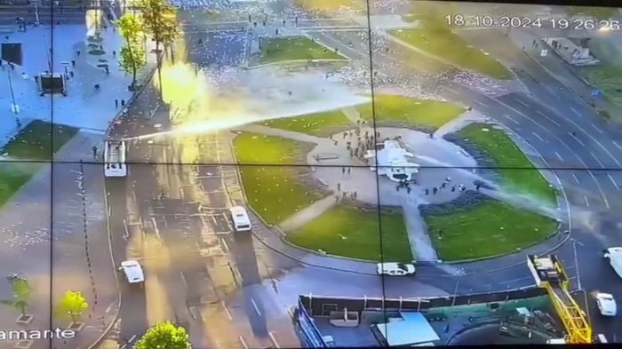 Aniversario 18-O: Encapuchados lanzaron artefactos incendiarios a carabineros en sector de Plaza Italia