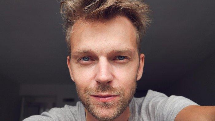 Experto en comunicación no verbal explica cómo detectar si alguien miente al hablar