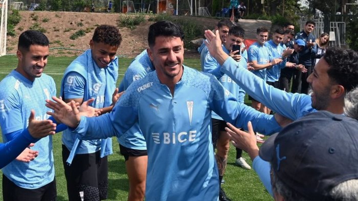 Con dardo a la U: Nicolás Castillo muestra el homenaje a Zampedri tras hacer historia en la UC