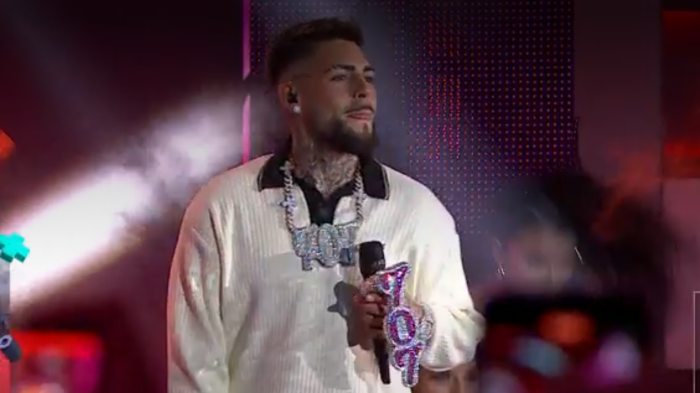 ¿Qué significa? Gino Mella sorprendió con un extraño simbolismo en la Teletón 2024