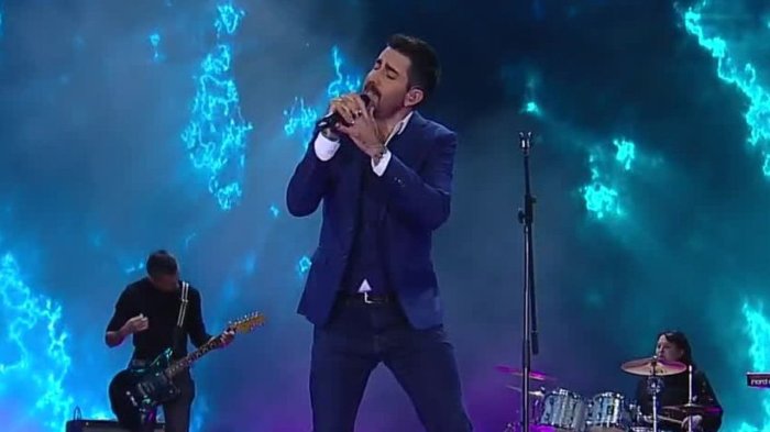 ¡Con sus clásicos de amor! Alex Ubago puso el romanticismo en el cierre de la Teletón 2024