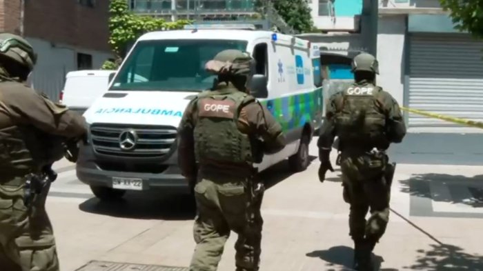 Hombre tomó de rehén a trabajadora de AFP en Las Condes: GOPE trabaja en su liberación