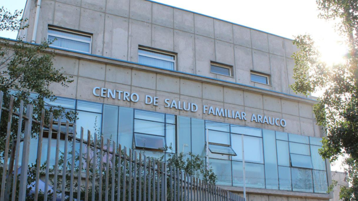 Sujetos abandonan cuerpo baleado y sin vida a las afueras de Cesfam en Santiago