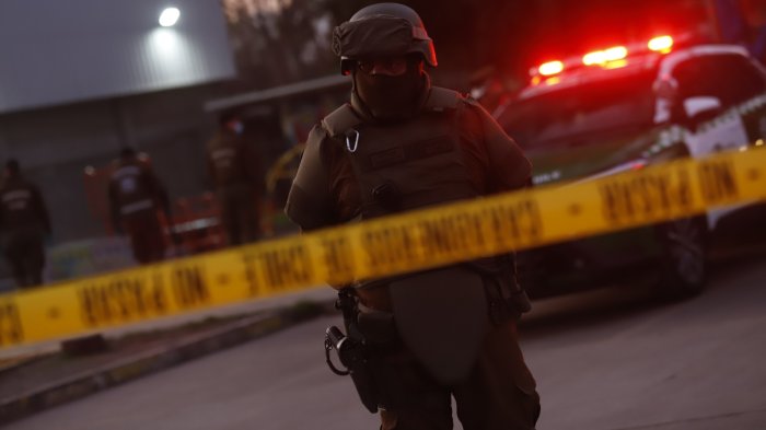 Carabinero de tenencia El Carmen es trasladado a hospital con riesgo vital tras sufrir impacto balístico en su cráneo