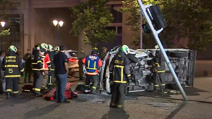 Grave accidente frente a La Moneda terminó con camión volcado: Impactó con semáforo