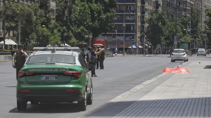 Hombre murió baleado en plena vía pública en el centro de Santiago: Recibió al menos 6 disparos