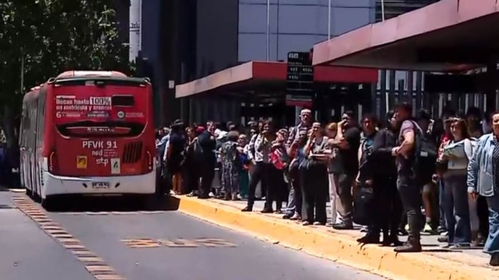 Reportan aglomeraciones en Santiago por cierre de estaciones de la línea 1 del Metro