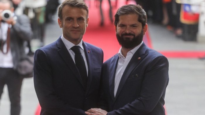 Presidente de Francia, Emmanuel Macron, inicia visita oficial y es recibido con honores en La Moneda