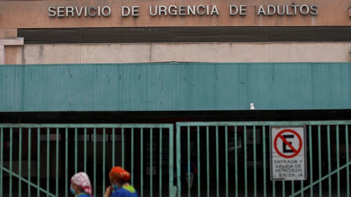 Llevan 24 horas de espera en urgencia: Pacientes denuncian colapso en Hospital San José