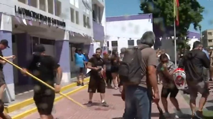 Graves incidentes en San Ramón: Feriantes se enfrentaron a carabineros al intentar tomar la municipalidad