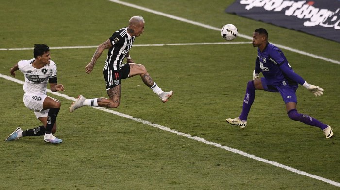 Esta vez no pudo: Las 2 claras chances que tuvo Eduardo Vargas en la final de la Libertadores