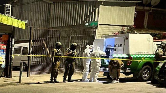 Investigan doble homicidio en La Pintana: Víctimas fueron baleadas en el antejardín de su casa