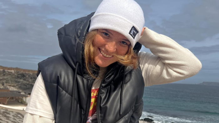 Laura de la Fuente enternece las redes con romántica fotografía navideña junto a su polola