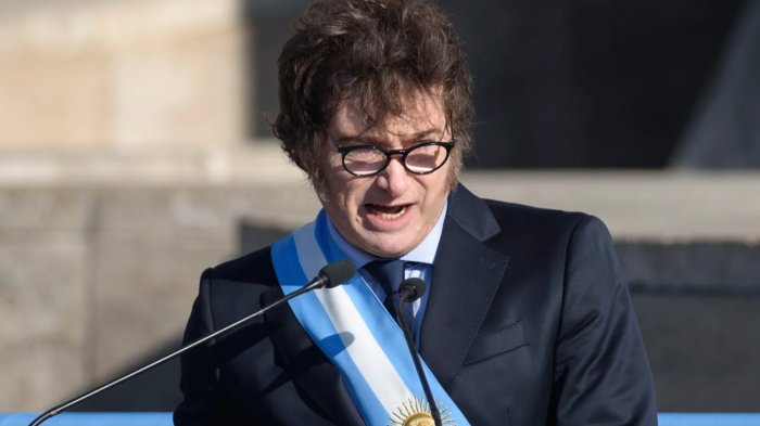 Javier Milei anuncia baja del 90 % de los impuestos y “motosierra profunda” para 2025 en Argentina