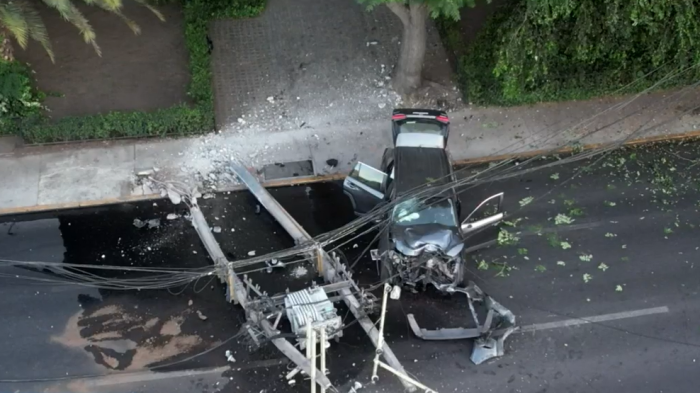 Conductor ebrio impactó y arrasó con postes de luz en Avenida Santa María: Registraron el momento
