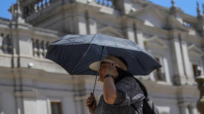 Pronostican hasta 33° en Santiago: Emiten aviso por altas temperaturas en 4 regiones de Chile
