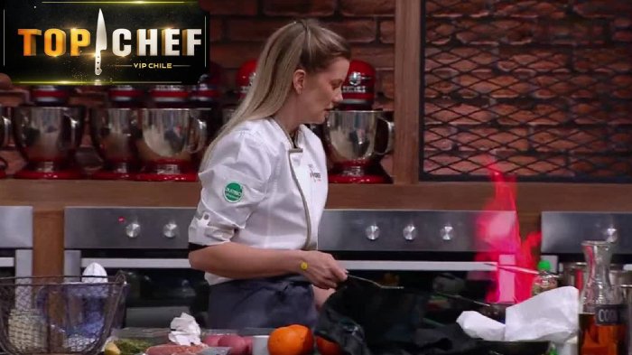 ¡Los reflejos la salvaron! Javiera Acevedo casi se quemó la cara con flambeo en Top Chef VIP