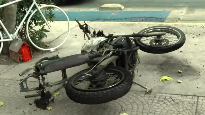 Quemaron moto de presunto motochorro en Santiago: Habría intentado robar celular a mujer