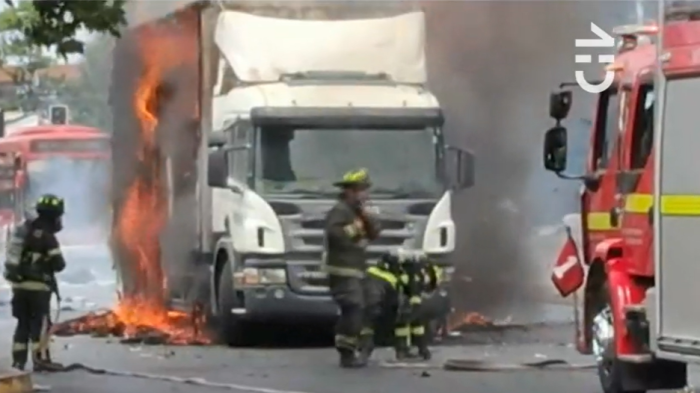 Camión se incendió en plena Gran Avenida: Tránsito permanece cortado en La Cisterna