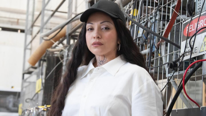 Adiós al negro: Mon Laferte impactó en redes sociales con radical cambio de look