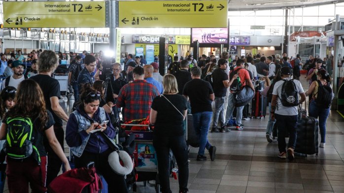 “Un desastre”: Extensas filas ponen en jaque imagen de aeropuerto de Santiago