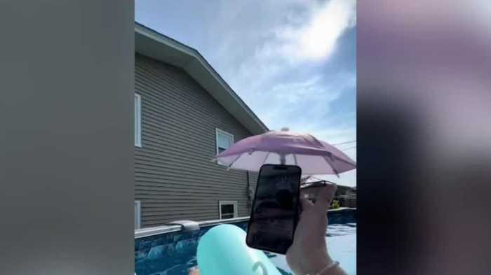 Calor extremo, mar y arena amenazan: ¿Cómo cuidar el celular en la playa?